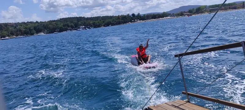 Теглене на пояс зад лодката, забавление във водата